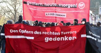 Fronttransparent einer antifaschistischen Demonstration in Zwickau, darauf der Spruch: Den Opfern des rechten Terrors gedenken.